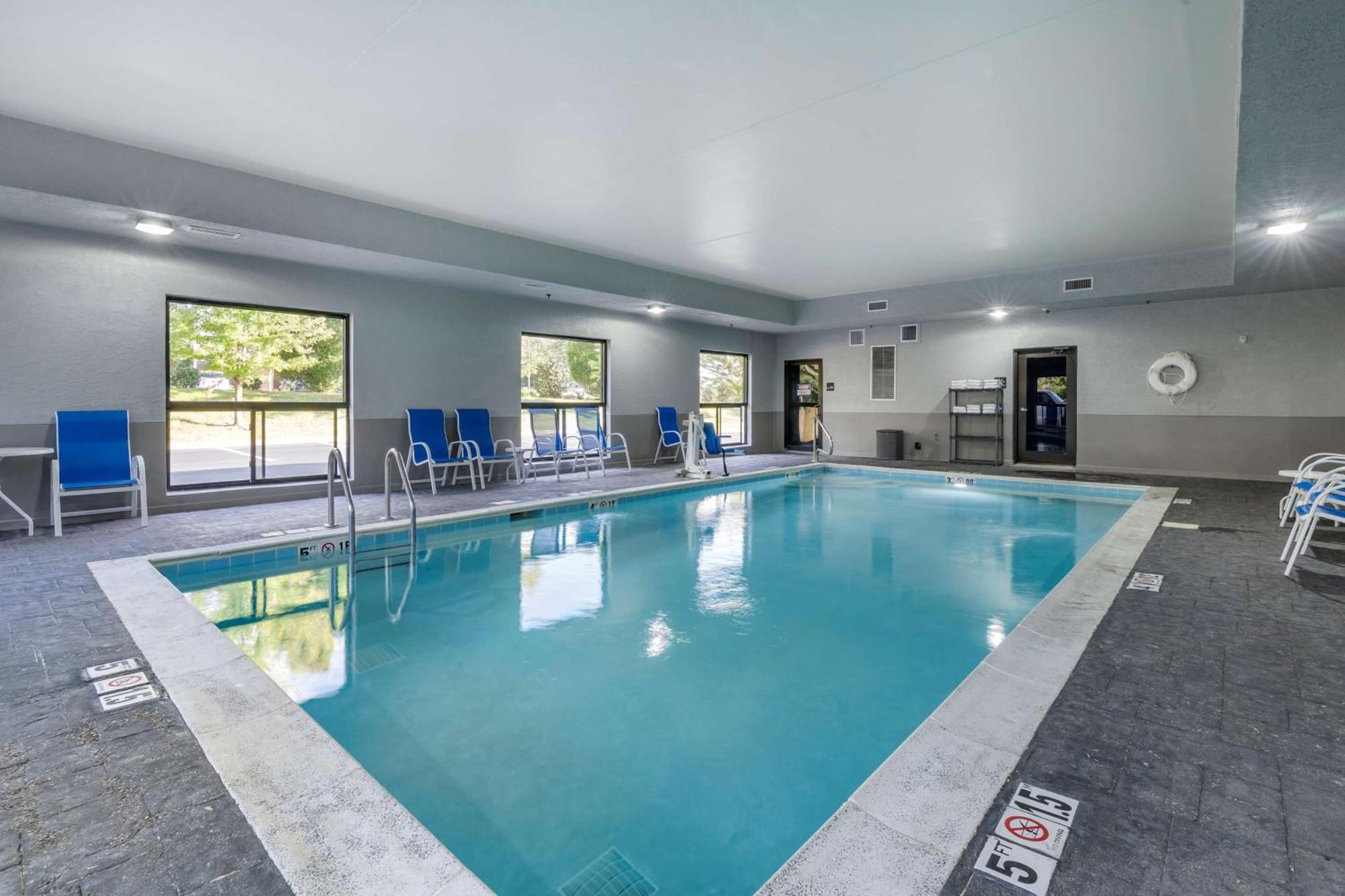 Hampton Inn & Suites Louisville East Ngoại thất bức ảnh